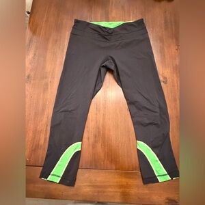 Lululemon Black & Green Cropped Leggings size 8